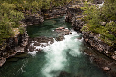 Abiskojåkka-rivier in het National Park Abisko.