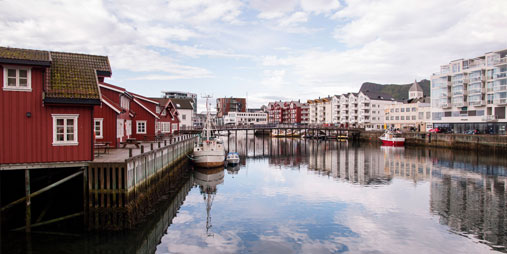 Lofoten, Solvaer, huisjes op palen.