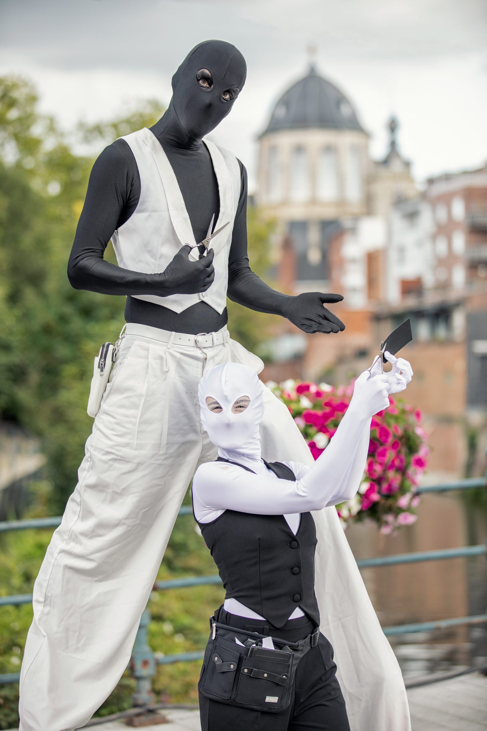 Les Silhouettes Straattheater act silhouette knippen