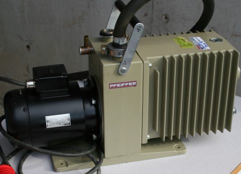 Pfeiffer-Balzer vacuum pump