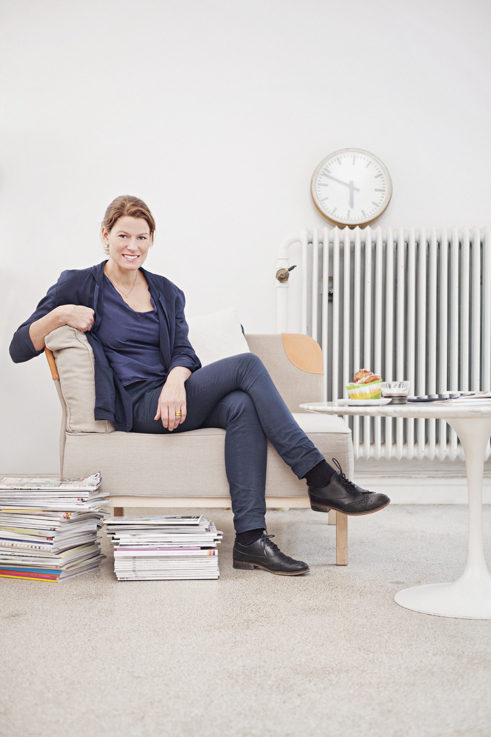 emma_olbers_i_studion_sittandes_i_rejoin-_foto_alexander_lagergren-scaled.jpg