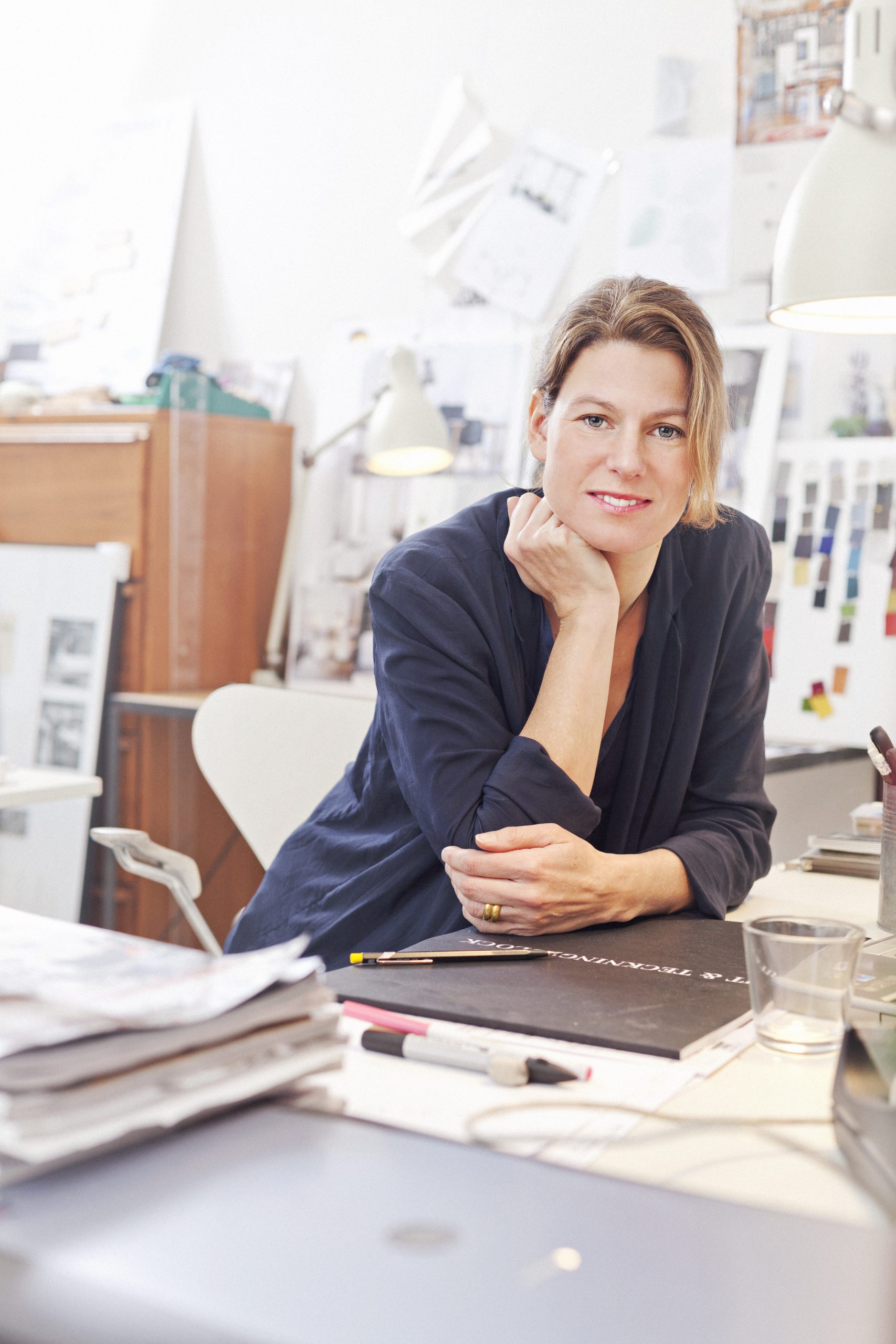 emma_olbers_i_studion_vid_skrivborde_ansiktet-_foto_alexander_lagergren-scaled.jpg