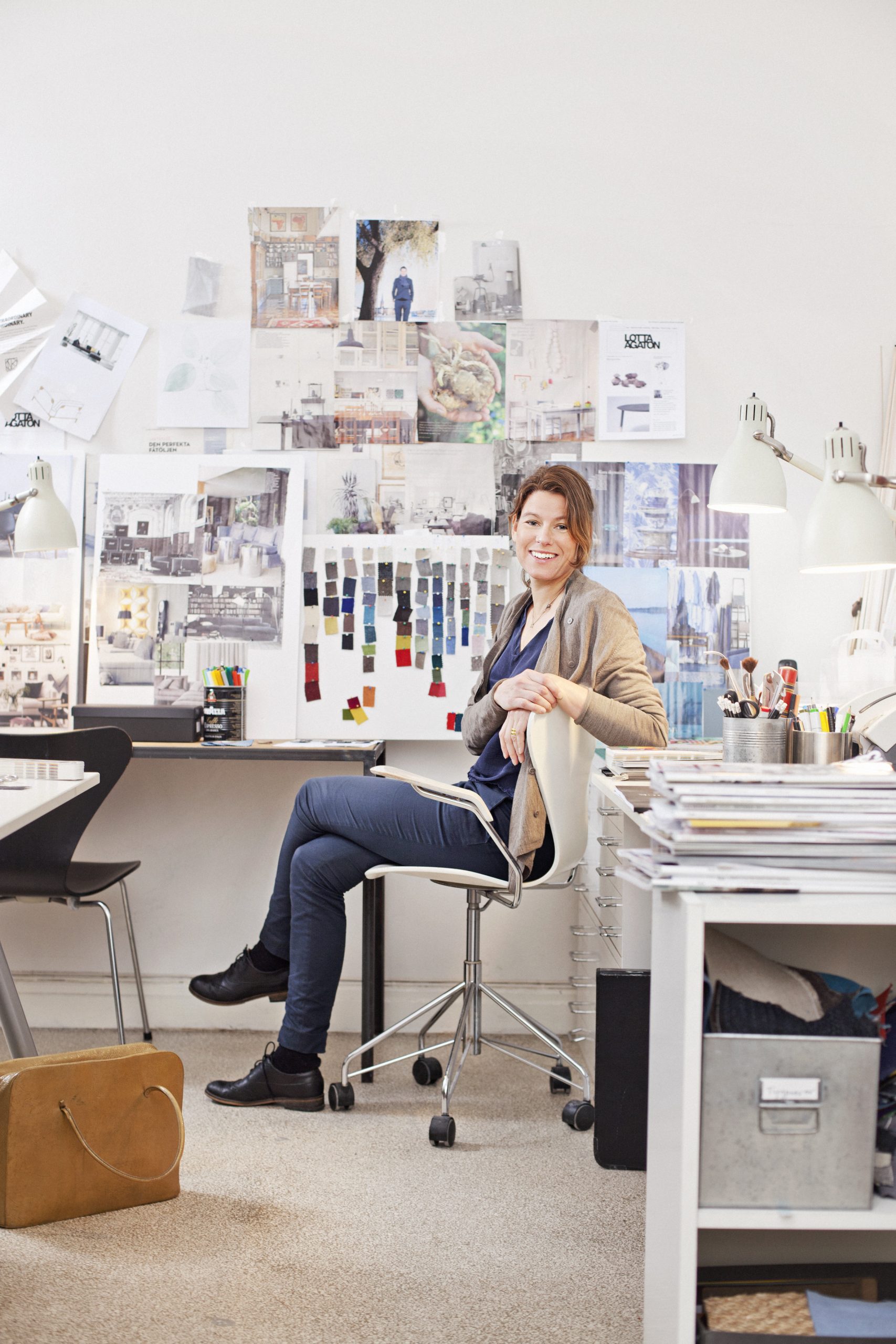 emma_olbers_i_studion_vid_skrivbordet-_foto_alexander_lagergren-scaled.jpg