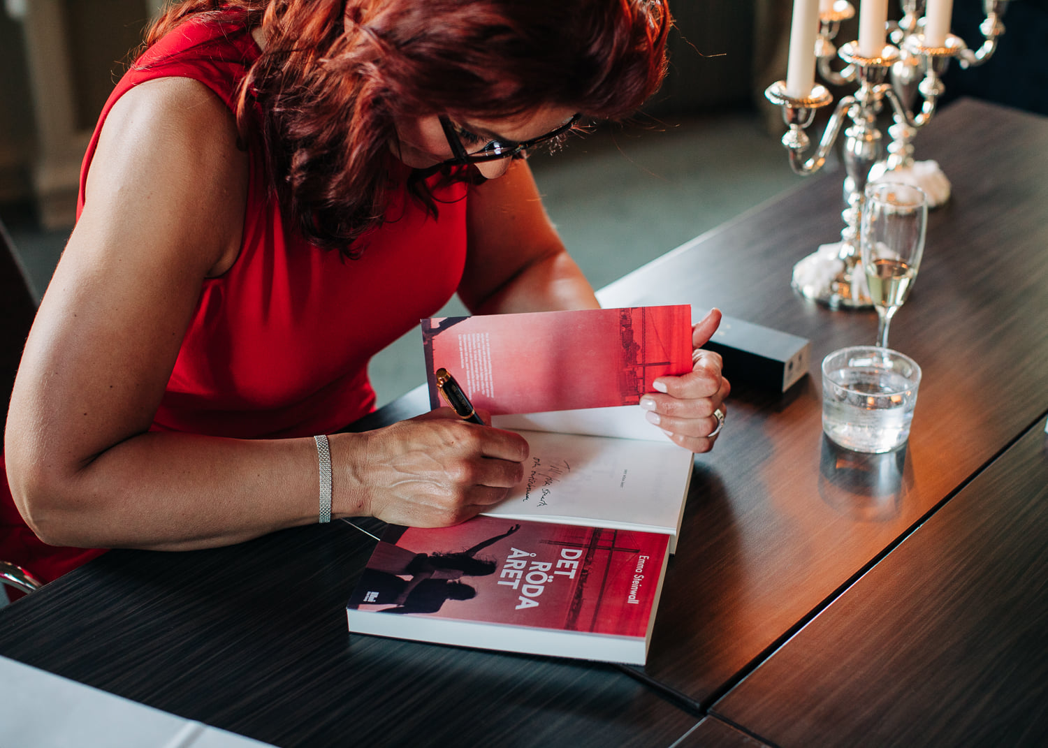 Emma Steinwall signerar boken "Det röda året"