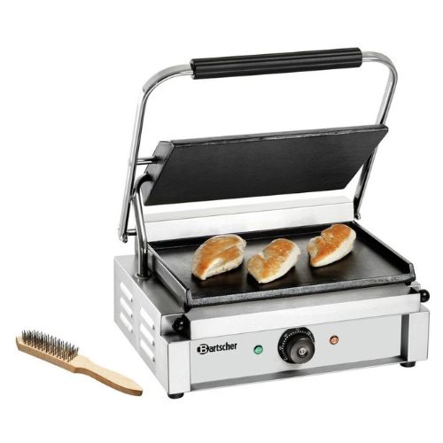 Pressgrill Panini Panini-T" 1G Merke: BARTSCHER (GERMANY) Varenr:A150679 materialerustfritt stål Utvendig Mål:(BxDxH)41x40x20cm Mål topplate:BxD:33,5X22cm slett topp plate Mål bunnplate:BxD:33,5X23cm slett bunn plate Kobling: 50 Hz 230V 1 fas Effekt:2,2KW Grillplater av støpejern for ideell varmeoverføring Temperaturområde: 50-300 C Vekt:18,6kg Følger med 1 rengjøringsbørste Ideell for tilberedning av snacks. For oppvarming av flatbrød,pitabrød osv. Til grilling er kontaktgrillene allsidige.