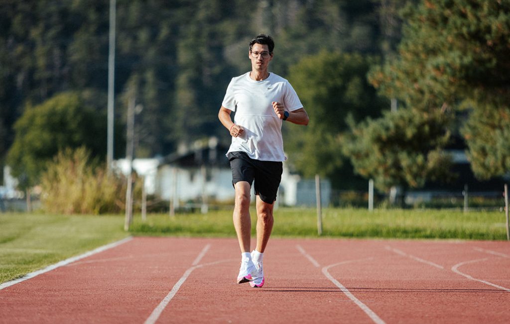 Intervalltraining auf der Laufbahn in Stams