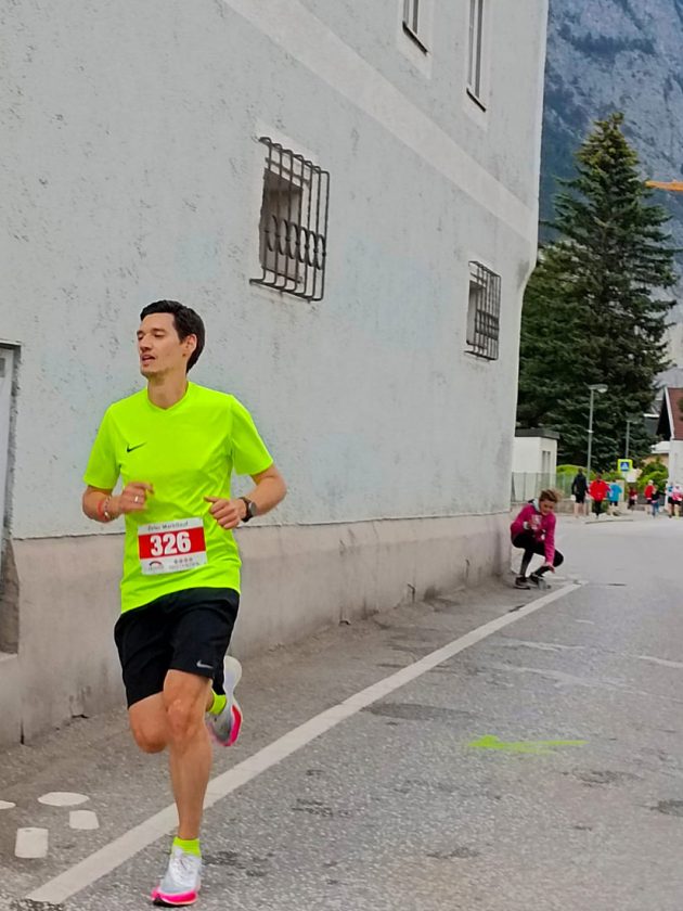 Laufcoach Patrick Pöschl beim Zirler Marktlauf 2022