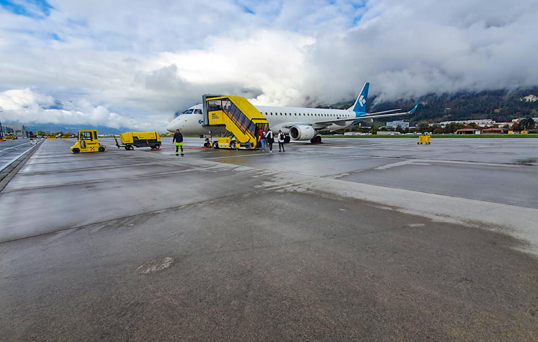 Einstieg in das Flugzeug im Flughafen Innsbruck