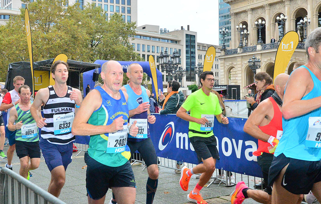 Patrick Pöschl im Feld beim Frankfurt Marathon 2023