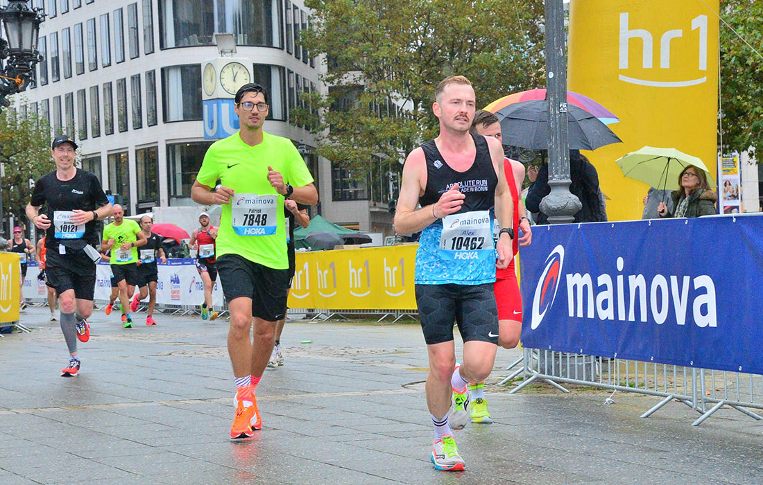 Laufcoach Patrick Pöschl auf der Marathonstrecke in Frankfurt