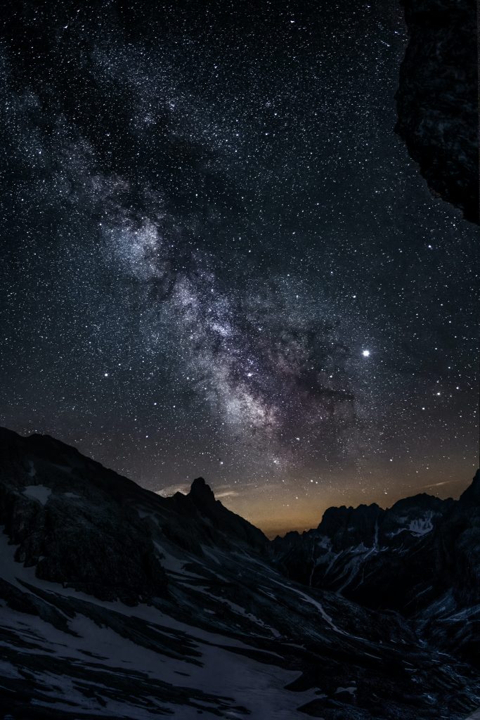 Vem skapade Gud - Bild på berg och stjärnhimmel.