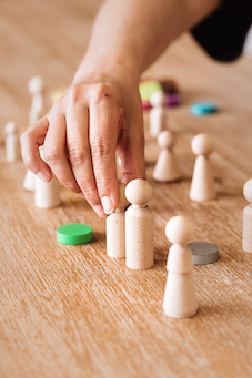 Houten Poppetjes die iemand verplaatst