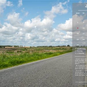'Bag Bakken' - Smukt Digitalt Billede med Asfalteret Vej og Juni 2025 Kalender