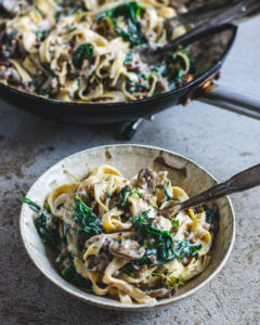 Vegansk pastaret med svampe og spinat