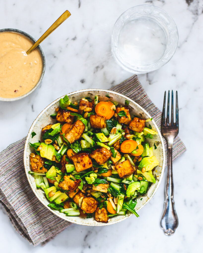 Salat med teriyaki marineret tofu og peanut butter dressing