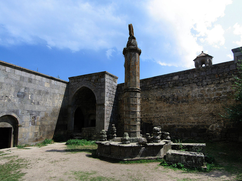 Pilastro del monastero di Tatev © Wikimedia Commons
