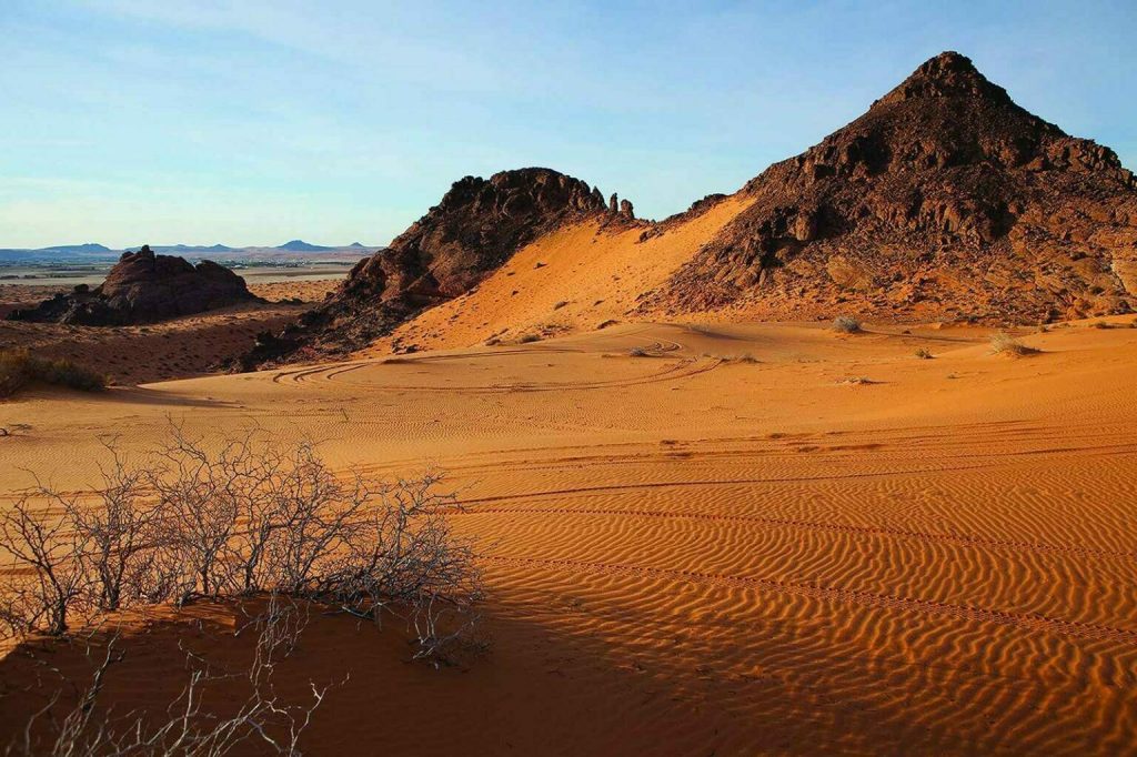 Sul retro della grotta del Qatar nel deserto di Al Nafud. ©️Archeologia saudita