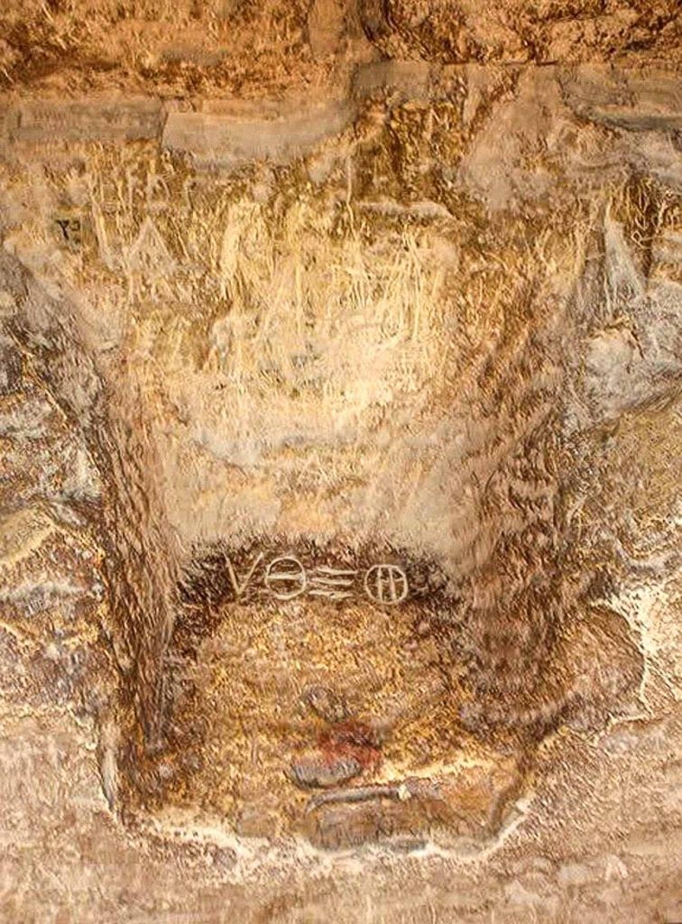 Il tetragramma della Grande Piramide: questi 4 simboli si trovano all'ingresso della Grande Piramide di Cheope. © Risonanza umana
