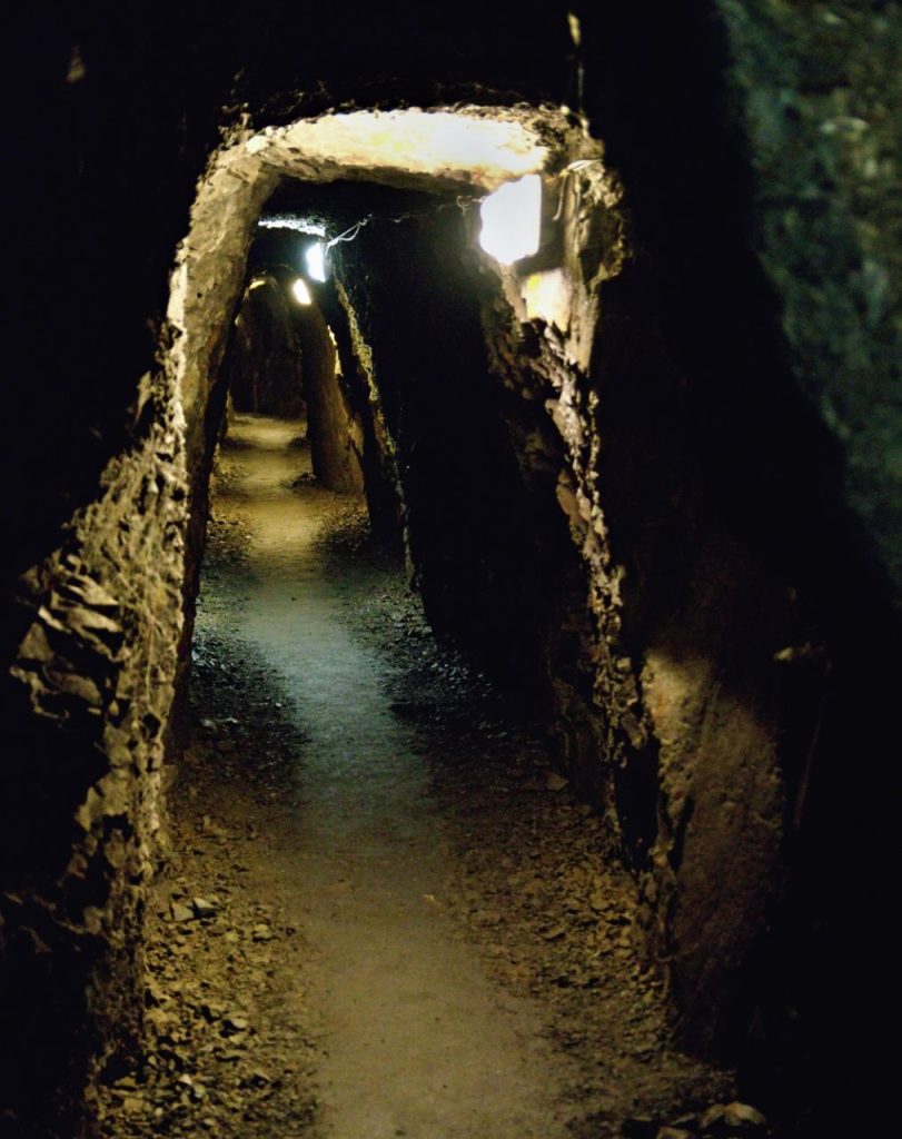 Corridoio sotterraneo buio e stretto nelle miniere inadatto ai claustrofobici © Image Credit: Milan Palicka | Concesso in licenza da Dreamstime.Com (foto d'archivio per uso editoriale/commerciale)