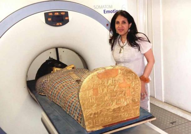 La dottoressa Sahar Saleem posiziona la mummia di Seqenenre nello scanner CT. (Sahar Saleem / Ministero egiziano del turismo e delle antichità )
