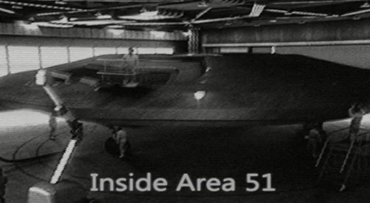 All'interno dell'Area 51 — I lavoratori stanno cercando di entrare