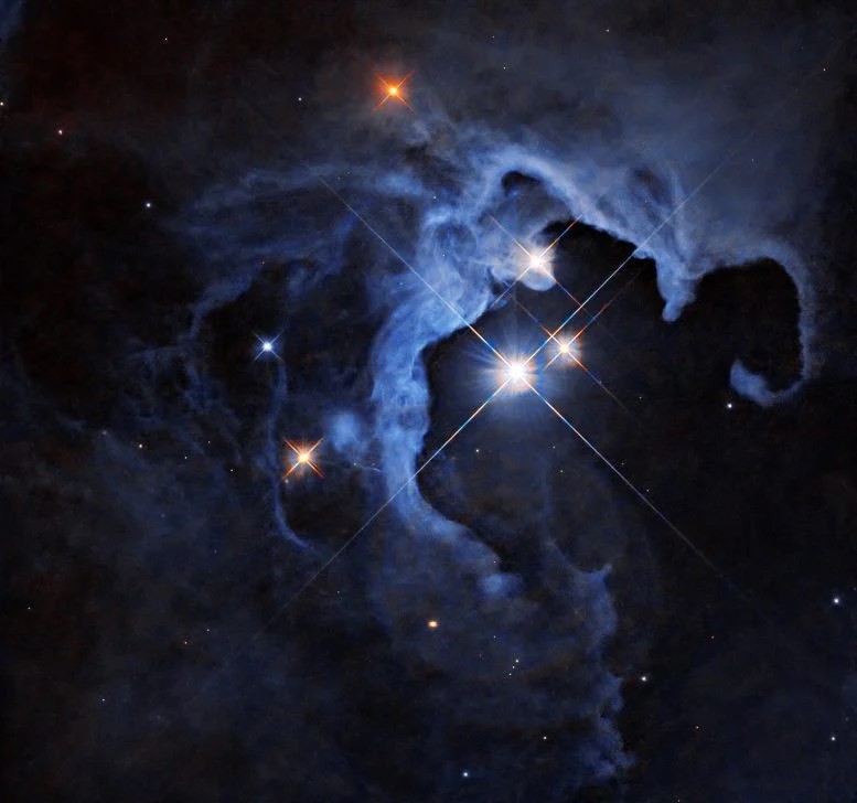 Questa immagine del telescopio spaziale Hubble cattura un sistema a tre stelle, che può ospitare pianeti potenzialmente abitabili. Il nostro vicino stellare più prossimo, il sistema Alpha Centauri, include tre stelle. Crediti: NASA, ESA, G. Duchene (Université de Grenoble I); Elaborazione delle immagini: Gladys Kober (NASA/Catholic University of America)