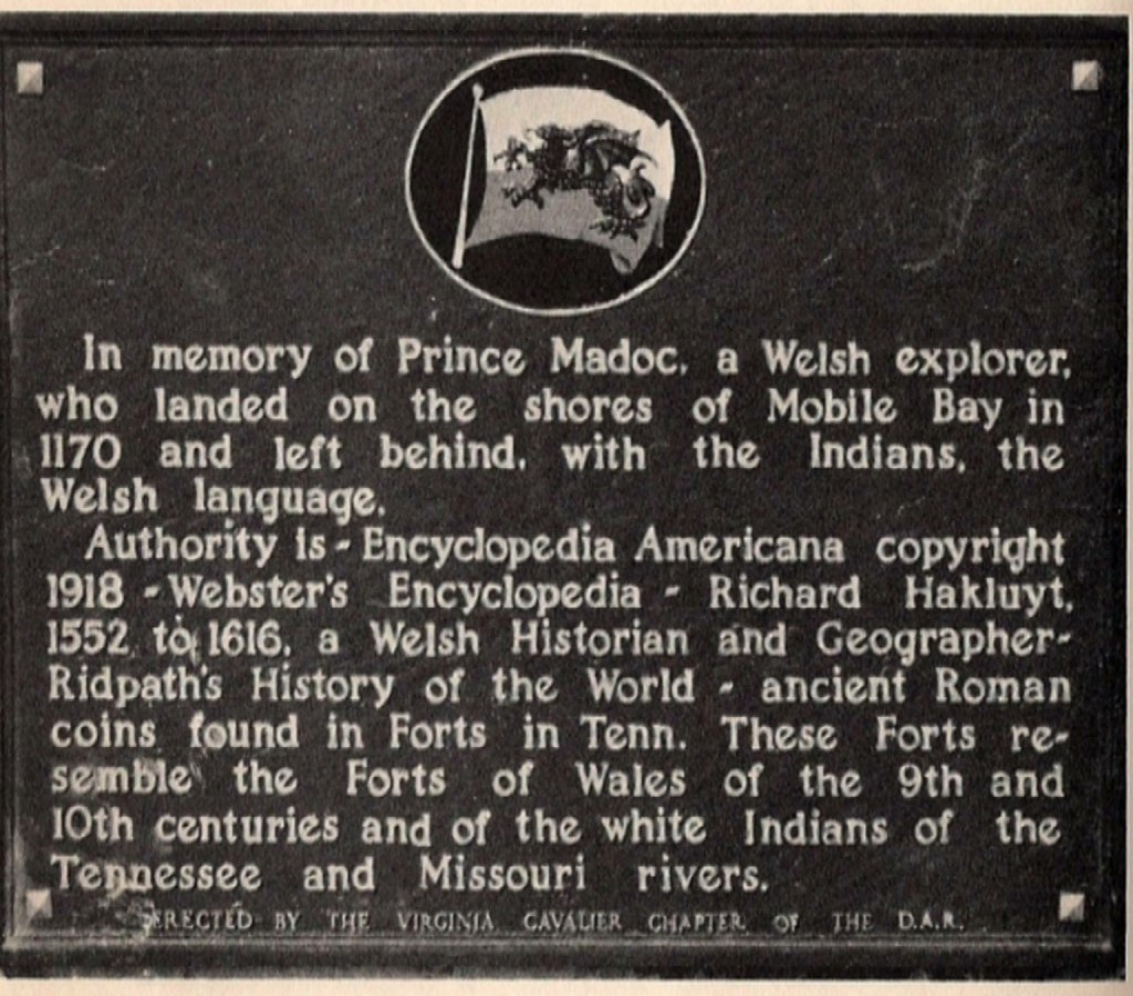 Targa a Fort Morgan che mostra dove le Figlie della Rivoluzione Americana supponevano che Madoc fosse sbarcato nel 1170 d.C. © Fonte immagine: Wikipedia Commons (di pubblico dominio)