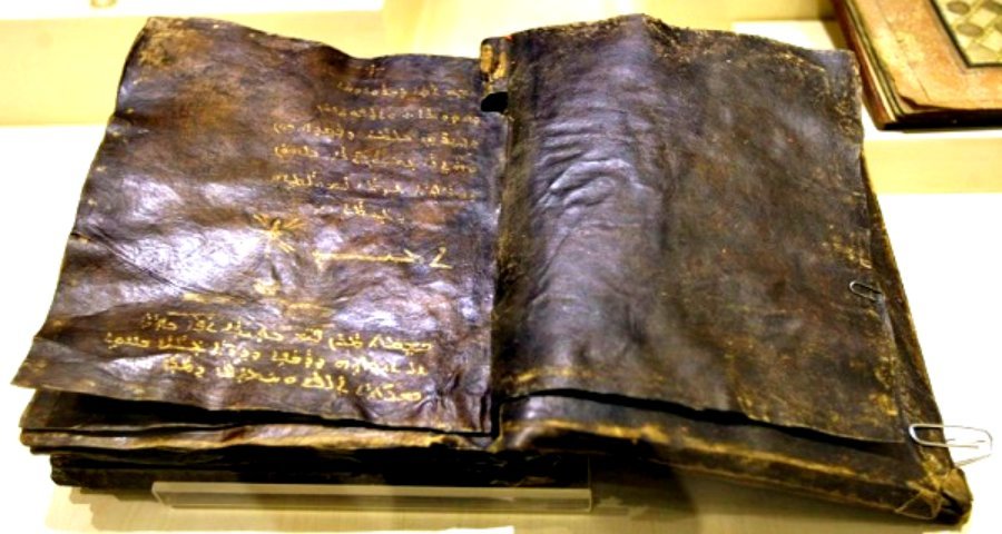 The Black Bible . Il ritrovamento è stato effettuato nella città di Tokat, nella Turchia centrale, nel 2000 dalle autorità che stavano eseguendo un'operazione per impedire che manufatti di inestimabile valore venissero contrabbandati fuori dal paese. Wikimedia Commons