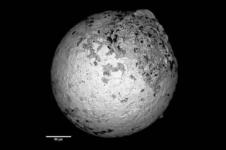 Un'immagine di microsonda elettronica di una sferula recuperata dal fondo dell'Oceano Pacifico.
Il dott. Avi Loeb ritiene che queste sfere siano la prova di un meteorite o di un oggetto interstellare precipitato nella zona.
Credito: Stein Jacobsen e Avi Loeb, Harvard University.