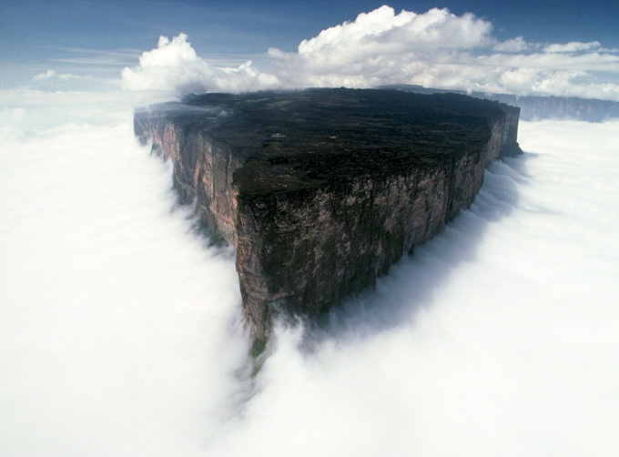 Il monte Roraima è stato descritto per la prima volta dall'esploratore inglese, Sir Walter Raleigh nel 1596, e si trova sullo Scudo Giana che forma la vetta più alta della catena montuosa delle Highlands della Guyana. ©️ Wikimedia Commons