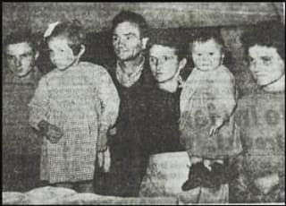 Rosa Lotti con il marito e i quattro figli, fotografati per “Il Giornale del Mattino” del 2 novembre 1954