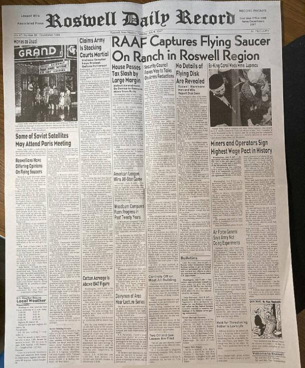 Roswell Daily Record. 8 luglio 1947. Prima pagina completa. Articolo intitolato: "RAAF cattura un disco volante in un ranch nella regione di Roswell". ( Pubblico dominio )