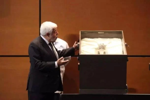 L'ufologo e giornalista Jaime Maussan presenta una "mummia aliena" al Congresso messicano. ( Camera de Diputados ).