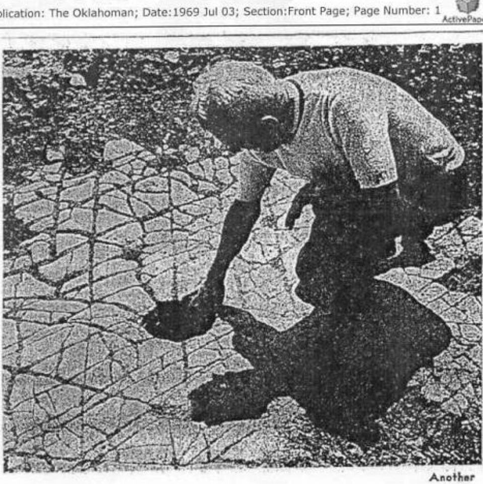 Particolare del presunto pavimento a mosaico, con strani buchi, scoperto in Oklahoma. Pubblicazione di "The Oklahoman", 1969. © Credito immagine: Pubblico dominio