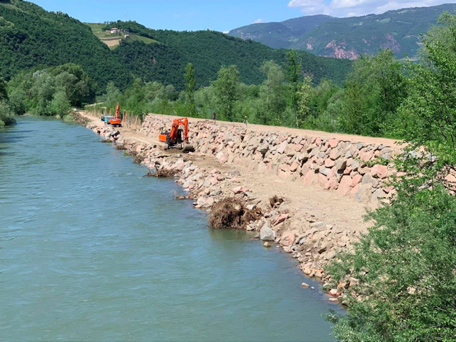 L’Ufficio sistemazione bacini montani Sud durante i lavori di riqualificazione dell’argine alla confluenza dei fiumi Adige ed Isarco. Nella foto si vede il muro a secco ricostruito in pietrame ciclopico (Foto Sistemazione Uffici Montani Sud)