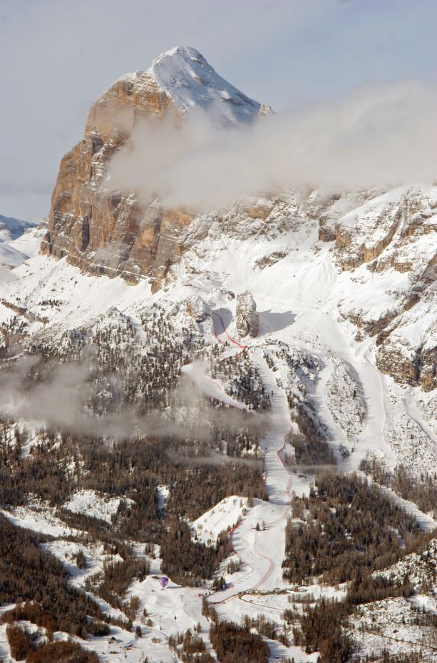 Sciare sulle piste dei campioni  in attesa di un’eventuale apertura anticipata e Cortina, come da tradizione, sarà la prima ad aprire gli impianti di risalita nel Dolomiti Superski, il 28 novembre, e l’ultima a chiuderli, in Faloria, il 5 maggio 2021. 