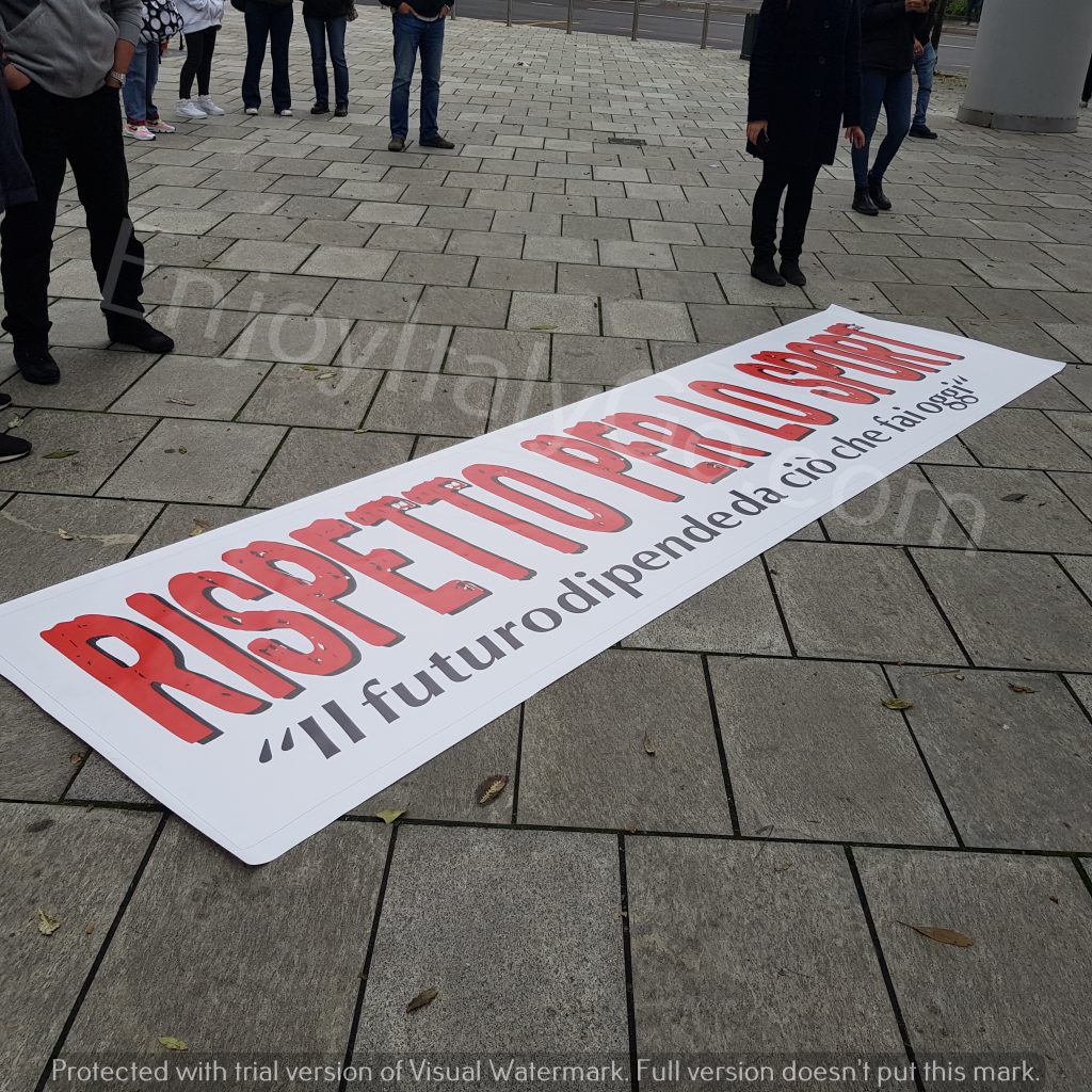 Milano_ Palazzo Lombardia_Lo sport è sceso in piazza con fermezza per protestare contro le nuove chiusure imposte dal DPCM del 24 Ottobre. Foto EnjoyItalyGo