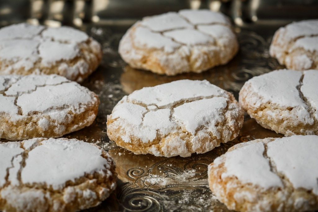 Da Siena arrivano anche i Ricciarelli, i biscotti a base di mandorle che secondo la leggenda furono portati in Toscana dal cavaliere Ricciardetto Della Gherardesca al ritorno dalle crociate.