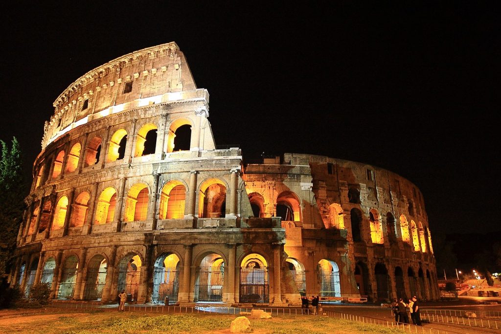 Il Colosseo, a Roma, conosciuto come il più grande anfiteatro esistente al mondo, ospitava in epoca Romana gli spettacoli dei Gladiatori, quelli di caccia, le battaglie navali e le rievocazioni di battaglie storiche, arrivando ad accogliere fino a 87.000 spettatori.