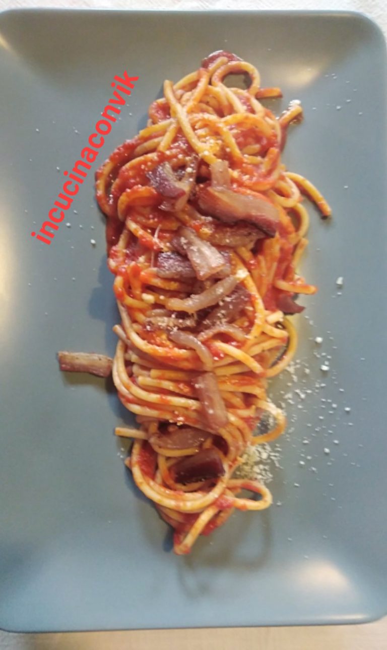Bucatini all’amatriciana Bucatini all’amatriciana