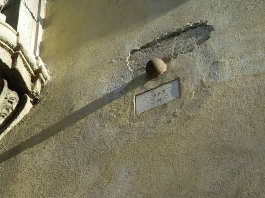 Palazzo Acerbi a Milano in Corso di Porta Romana, fu colpito da una cannonata di cui rimane ancora oggi traccia.