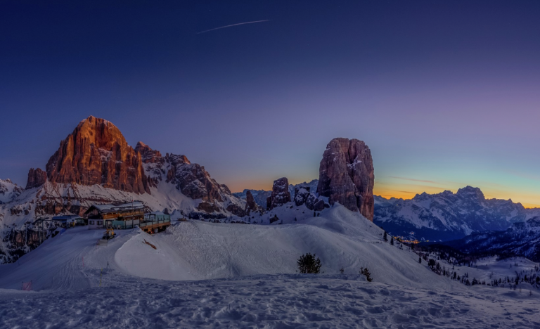 Colazione all’alba nei rifugi delle Dolomiti Colazione all’alba nei rifugi delle Dolomiti
