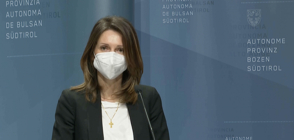 l’IPES avrà un ruolo attivo nel progetto "Breathe!", mettendo a disposizione le facciate di alcuni edifici. “La nostra intenzione – ha evidenziato la presidente Francesca Tosolini - è quella di valorizzare i quartieri dove siamo presenti con le nostre case, per le quali dobbiamo sempre essere più attenti a ogni forma di miglioramento e di recupero”. Foto di EnjoyItalyGo durante la conferenza stampa di presentazione del progetto Breathe.