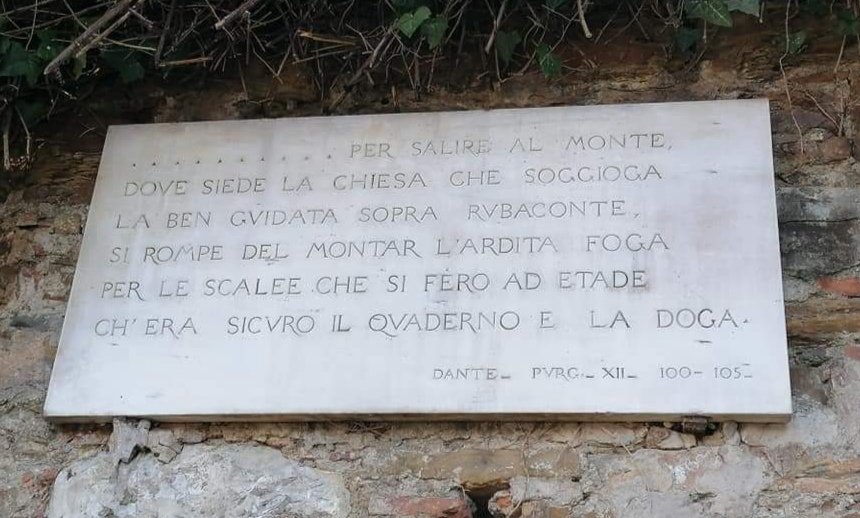 Iniziamo il tour dal cuore politico, religioso e sociale di Firenze, quella dentro le mura vissuta da Dante e terminiamo fuori le mura. Di ogni targa diremo in che strada si trova, a quale canto si riferisce e che legame c'è fra la Divina Commedia e Firenze.