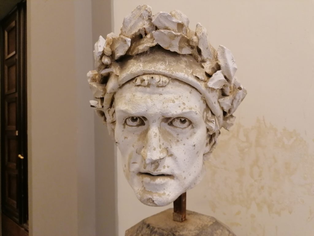 La maschera funebre che si trova in Palazzo Vecchio a Firenze, rappresenta la storia politica di Dante e si ritiene essere l'immagine più vicina al suo volto vero. E' stata scolpita nel tardo 1400 da Pietro e Tullio Lombardo; ovvero 150 anni dopo la morte del Sommo Poeta!