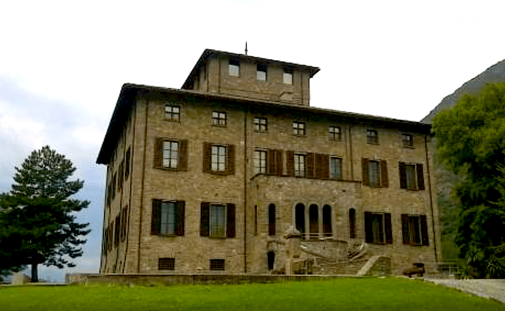 facciata in mattoni del Castello Gamba in Valle d'Aosta e vista del parco