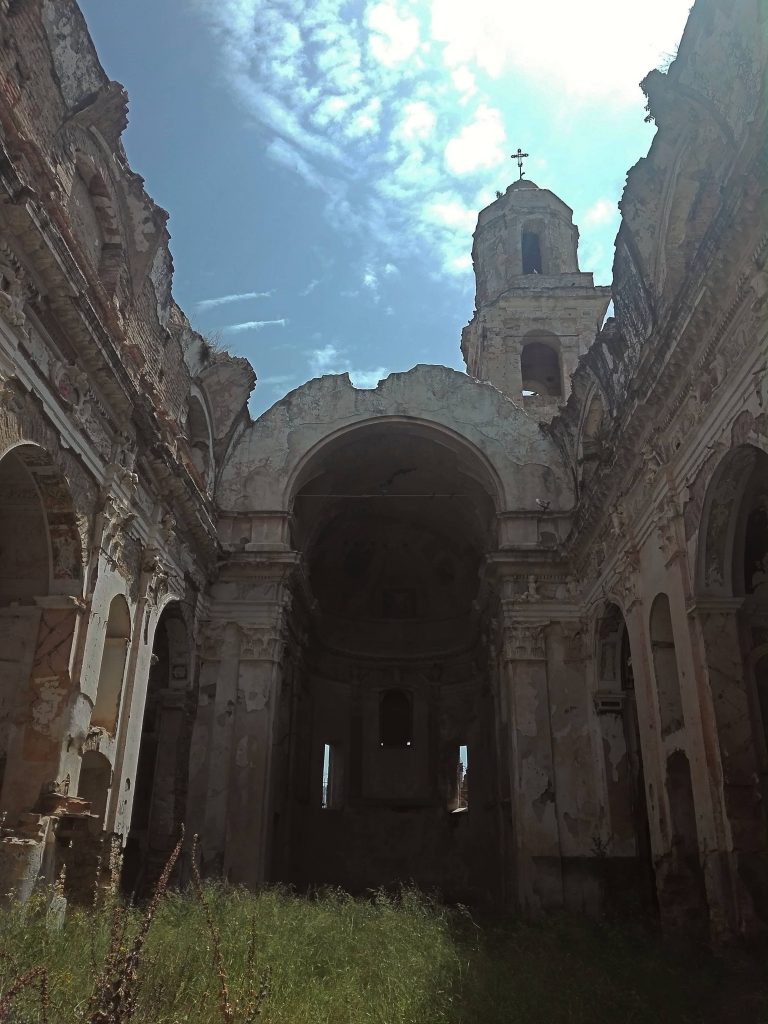 Chiesa senza soffitto a cielo aperto a Bussana Vecchia, Liguria