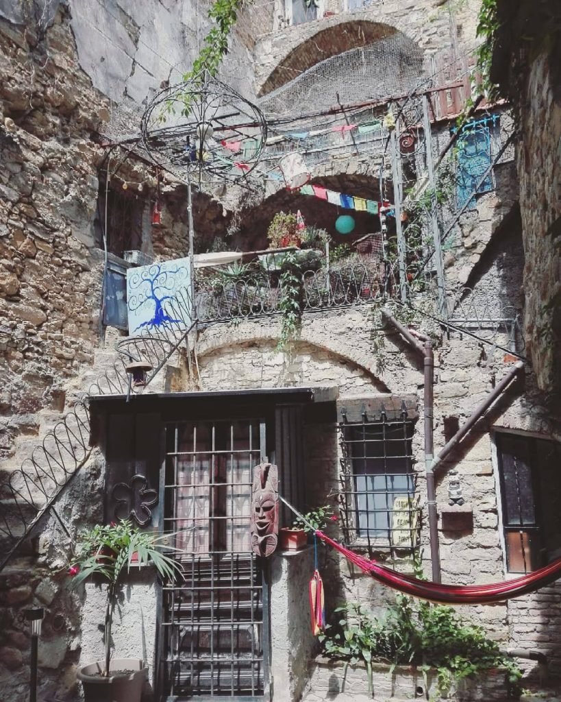 Facciata in pietra di casa riabilitata dopo il terremoto a Bussana Vecchia, Liguria