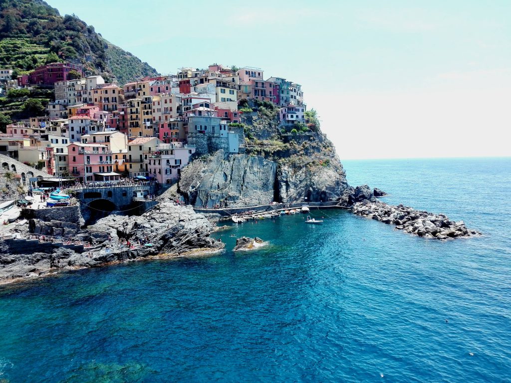 Paese con casette colorate arriccato su una scogliera a strapiombo sul mare