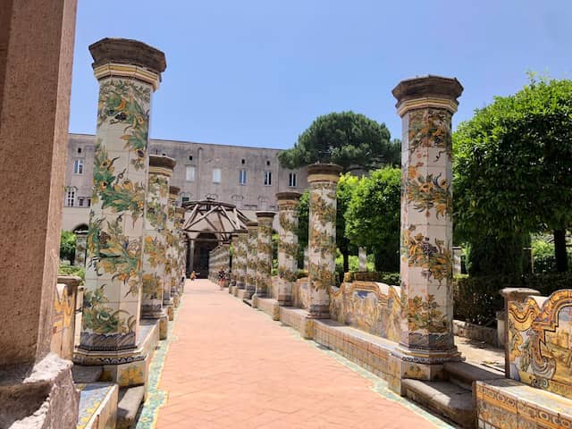 colonne nel chiostro maiolicato